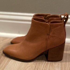Vionic Lyssa Leather Sqaure Toe Ankle Boots